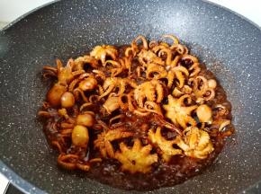 煮开后开中火继续炖。