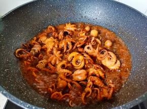 加点清水开大火炖煮五分钟。