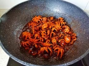 炖煮到汤汁差不多。