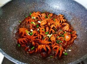 撒点葱花即可关火了。