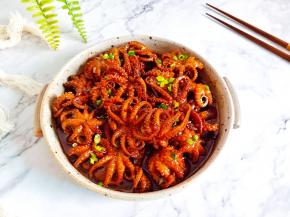 红烧章鱼口感弹牙，肉质鲜美，烹饪起来也非常地简单。