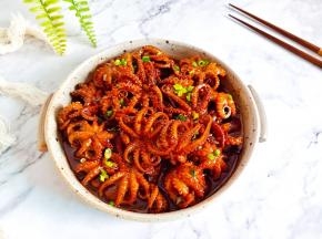 红烧章鱼口感弹牙，肉质鲜美，烹饪起来也非常地简单。