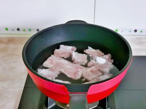 焯水：冷水下锅，烧开后再煮2-3分钟，捞出冲洗干净。