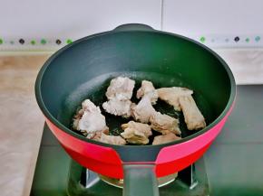 起油锅，加入焯水的排骨煸炒。