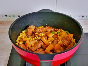 小火翻炒2分钟关火。