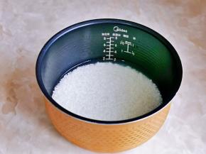 大米淘干净后倒入电饭煲中，水量按自己平时习惯来就可以。