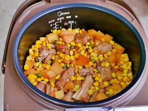 结束后焖几分钟再打开，喷香喷香的土豆排骨焖饭。