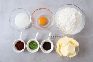 准备好食材，抹茶粉我用的是青岚的，红茶是伯爵红茶，可可粉是黄油要提前室温软化，蛋黄一个大约是30克左右。个人十分喜欢红茶口味，当下午茶点心来吃真的太棒了