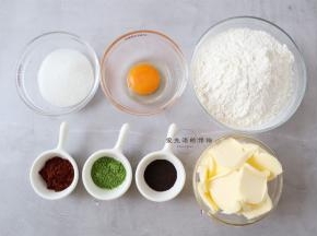 准备好食材，抹茶粉我用的是青岚的，红茶是伯爵红茶，可可粉是黄油要提前室温软化，蛋黄一个大约是30克左右。个人十分喜欢红茶口味，当下午茶点心来吃真的太棒了