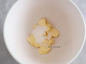 将软化的黄油放入揉面盆里，倒入细砂糖搅拌一下。