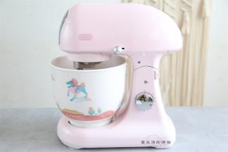 ACA厨师机用打蛋头启动，搅打半分钟左右，黄油会变得发白蓬松，就可以把蛋黄倒入里面继续搅打了。