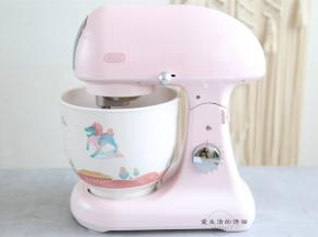ACA厨师机用打蛋头启动，搅打半分钟左右，黄油会变得发白蓬松，就可以把蛋黄倒入里面继续搅打了。