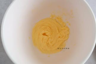 最后的状态是这种细腻蓬松的黄油状态就可以了，倒入过筛的低筋粉，用搅拌棒搅拌均匀。