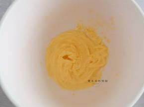 最后的状态是这种细腻蓬松的黄油状态就可以了，倒入过筛的低筋粉，用搅拌棒搅拌均匀。