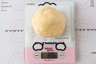 取出来揉成面团，用学厨的电子秤称一下总重量，分成3等份。