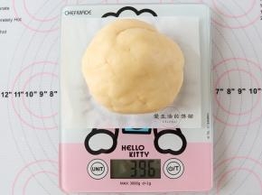 取出来揉成面团，用学厨的电子秤称一下总重量，分成3等份。