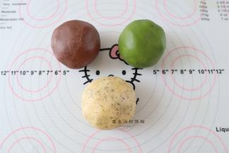 把红茶粉，抹茶粉和可可粉分别揉进3个面团里面，装进保鲜袋，有条件的话可以先冷藏松弛半小时再进行下面的操作。
