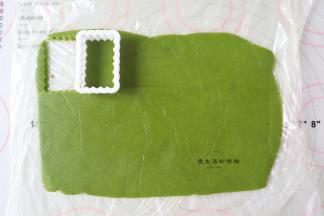 用擀面杖把面团擀成厚度是3mm的面片，全部都做好后，放入冰箱冷冻15分钟。