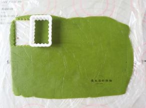 用擀面杖把面团擀成厚度是3mm的面片，全部都做好后，放入冰箱冷冻15分钟。