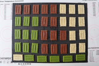 趁面片还是硬的状态，用饼干模具切出面片，放在饼干垫上，要是变软的就团成团再次擀开冷冻取出来切就行。