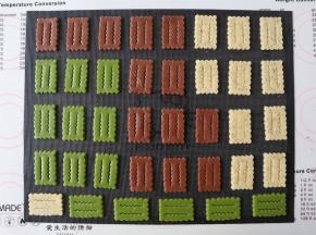 趁面片还是硬的状态，用饼干模具切出面片，放在饼干垫上，要是变软的就团成团再次擀开冷冻取出来切就行。