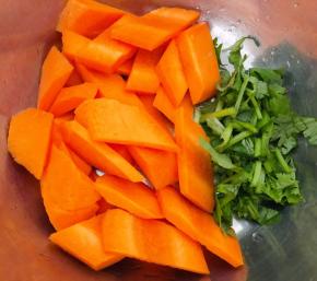 胡萝卜去皮洗净切成马蹄片香菜切成小段