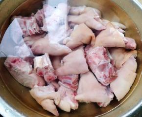 新鲜的猪蹄买回来用清水浸泡半小时再清洗干净