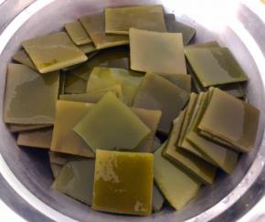 海带洗净切块放入开水中焯水后立即放入冷水中过凉洗净再沥干水份