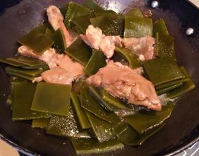 放入海带大火快速翻炒均匀