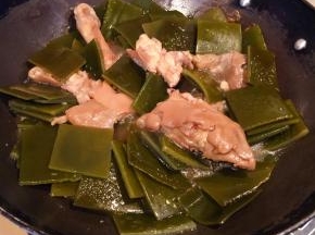 放入海带大火快速翻炒均匀