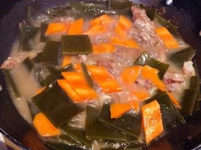 海带炖至微软放入胡萝卜片改中火炖五分钟