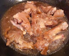 锅中重新倒入清水再放入猪蹄、姜片、八角、花椒、糖、一品鲜酱油、蚝油、料酒大火炖30分钟再改中小火炖30分钟，猪蹄炖至八成熟，取出部分猪蹄放入锅中倒入原汁原味的汤汁