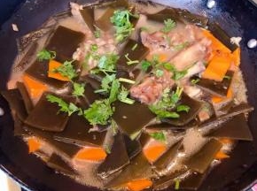 炖至原材料完成入味撒上香菜提鲜即可出锅享用