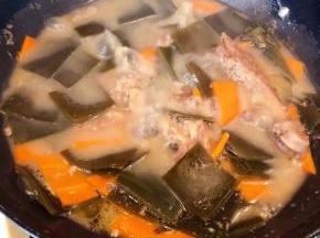 放入盐和味精改小火炖五分钟