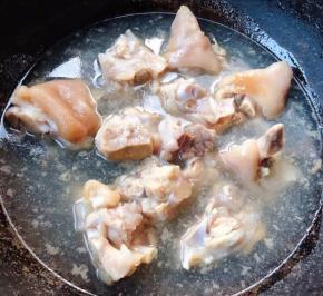 锅中烧开水放入猪蹄焯水去除杂质和油脂，焯好水的猪蹄立即放入冷水中冲洗干净沥干水份备