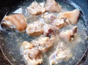 锅中烧开水放入猪蹄焯水去除杂质和油脂，焯好水的猪蹄立即放入冷水中冲洗干净沥干水份备