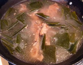 再添加适量汤汁大火炖起来