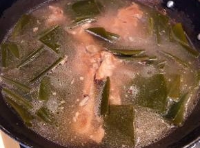 再添加适量汤汁大火炖起来