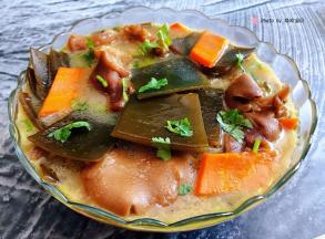 美味可口的海带胡萝卜猪蹄汤盛入容器中就大功告成了