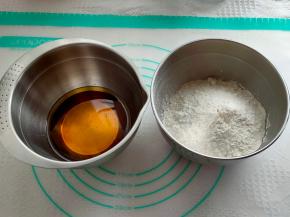 准备好全部的材料，所有粉类可以一起过筛备用，转化糖浆、枧水、油可直接称重放在一个打蛋盆内。