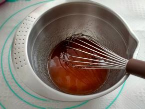 转化糖浆和枧水、油用手动打蛋器搅拌均匀至乳化状态。