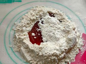 把第二部做好的液体倒入，用刮板一点点把面粉撒入，慢慢融合，直至慢慢融合成一块面团。