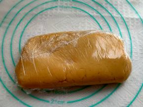 把面团用保鲜膜包好，冷藏梳理至少2小时，4小时最佳。