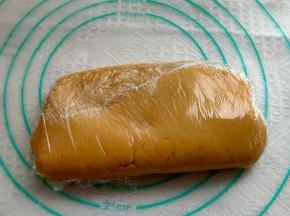 把面团用保鲜膜包好，冷藏梳理至少2小时，4小时最佳。