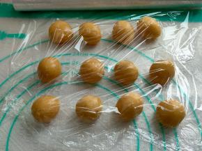 梳理好的面团分成小块，每块20g，馅料打开揉搓一下，然后分成每份55g。（月饼皮跟馅料的比例2：8、3:7均可，主要看个人喜好）