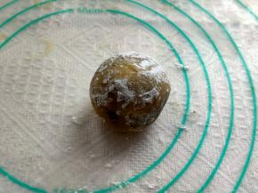 包好以后，成为一个圆球，滚上一层薄薄的玉米淀粉，方便脱模。