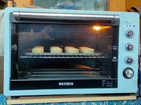 月饼表面可轻轻的喷一点水，然后放入上火210度下火190度预热好（预热最佳15-20分钟）的烤箱烘烤6-8分钟定型。（烤箱温度不是绝对的，需要根据自己烤箱的脾气）