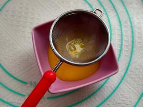 取一个蛋黄，加一点点盐，10g牛奶，搅拌均匀再过筛一下。