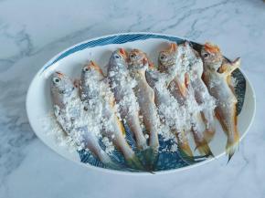 清理好的小黄鱼裹一层面粉，轻轻拍一层即可，多余的面粉抖掉。