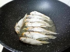 锅里多放一点油，油热依次放入小梅鱼煎。